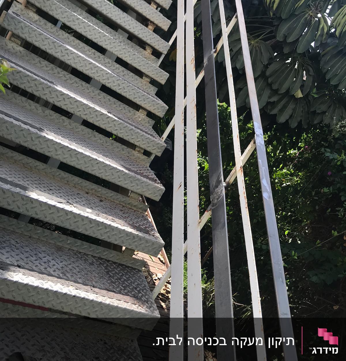 מדרגות מתכת עם מסגרת מעקה לבנה ושחורה